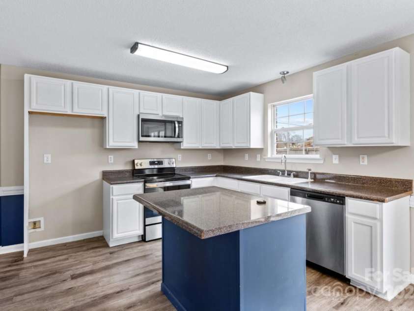 105 Secretariat Lane, Mooresville, NC 28117.  MLS# CAR4285718, YatesRealty ID 33528. Spacious Kitchen with Dining area , island .