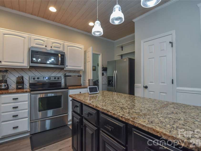 135 Southhaven Drive, Mooresville, NC 28117.  MLS# CAR4389548, YatesRealty ID 33528. 