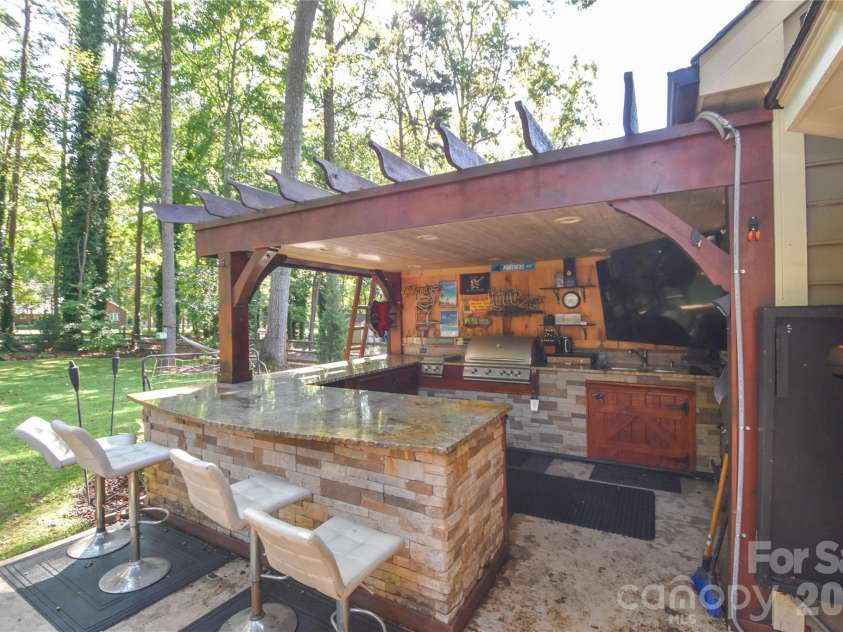135 Southhaven Drive, Mooresville, NC 28117.  MLS# CAR4389548, YatesRealty ID 33528. 