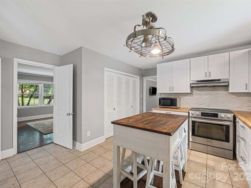 1045 Dooley Drive, Charlotte, NC 28227.  MLS# CAR4291515, YatesRealty ID 33529. 