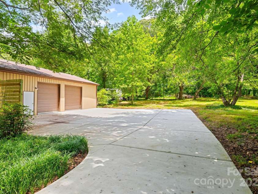 1045 Dooley Drive, Charlotte, NC 28227.  MLS# CAR4291515, YatesRealty ID 33529. 