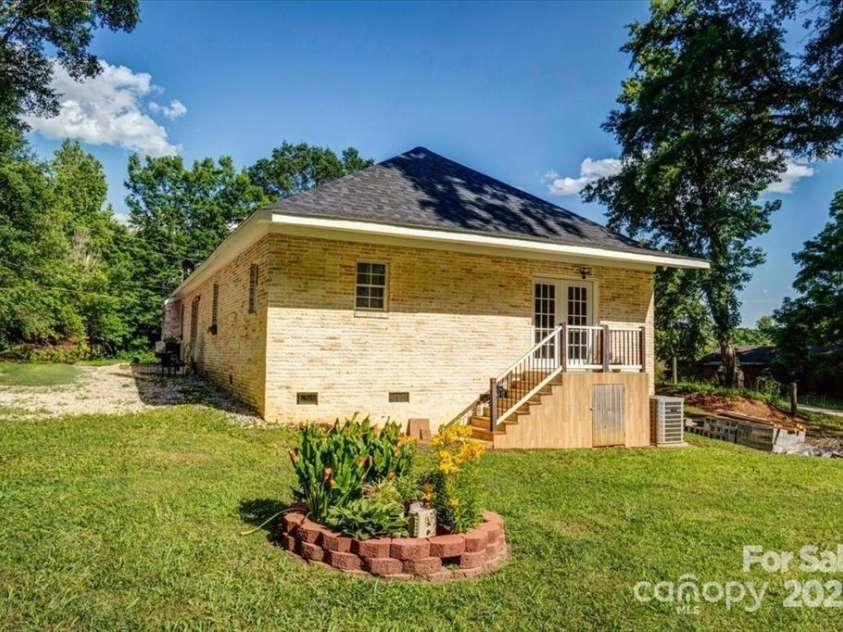 1029 Old Nc 27 Highway, Mount Holly, NC 28120.  MLS# CAR4289728, YatesRealty ID 33530. 