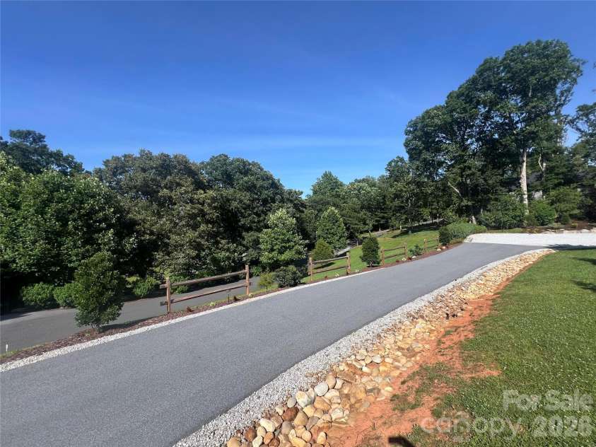 1052 Porter Creek Drive, Franklin, NC 28734.  MLS# CAR4397738, YatesRealty ID 33531. 