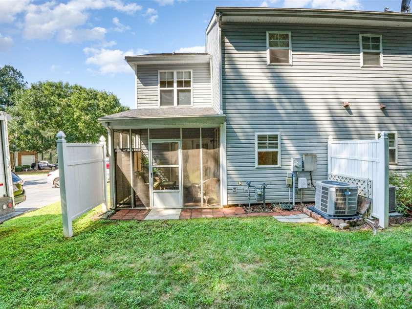 16659 Commons Creek Drive, Charlotte, NC 28277.  MLS# CAR4333249, YatesRealty ID 33531. 