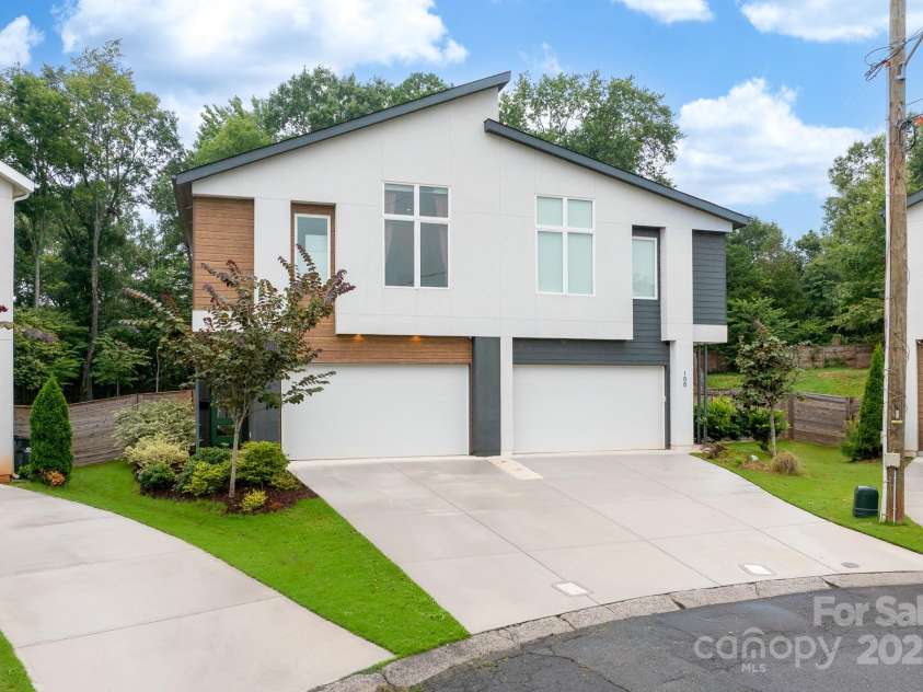 102 Mattoon Street, Charlotte, NC 28216.  MLS# CAR4291152, YatesRealty ID 33532. Welcome home! This is going to be your pet's favorite place.