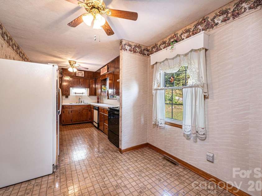 119 Foothill Drive, Lenoir, NC 28645.  MLS# CAR4396649, YatesRealty ID 33533. 