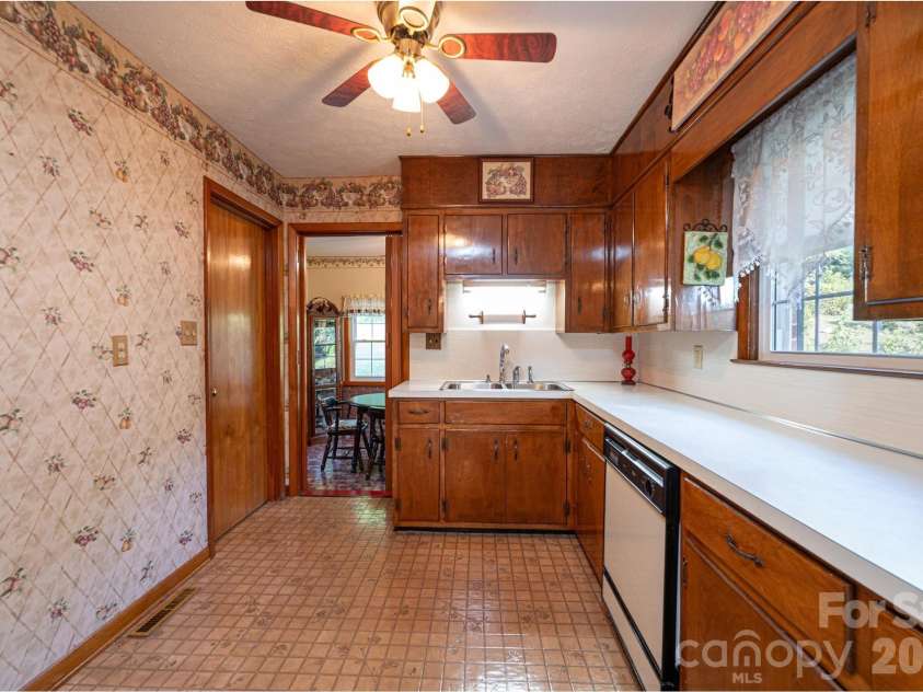 119 Foothill Drive, Lenoir, NC 28645.  MLS# CAR4396649, YatesRealty ID 33533. 
