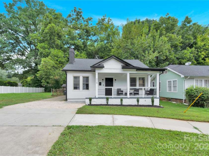 319 Hoskins Road, Charlotte, NC 28216.  MLS# CAR4289021, YatesRealty ID 33533. 