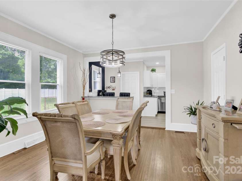 319 Hoskins Road, Charlotte, NC 28216.  MLS# CAR4289021, YatesRealty ID 33533. 