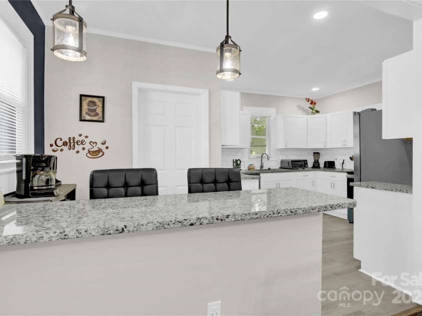 319 Hoskins Road, Charlotte, NC 28216.  MLS# CAR4289021, YatesRealty ID 33533. 