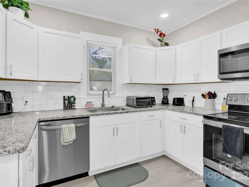 319 Hoskins Road, Charlotte, NC 28216.  MLS# CAR4289021, YatesRealty ID 33533. 