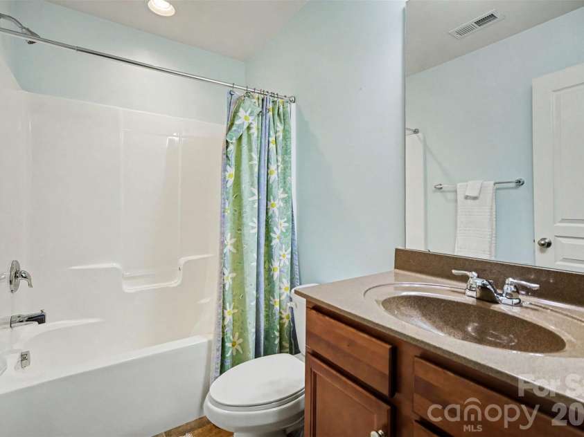 717 River Park Road, Belmont, NC 28012.  MLS# CAR4385377, YatesRealty ID 33535. Soaking tub in primary ensuite