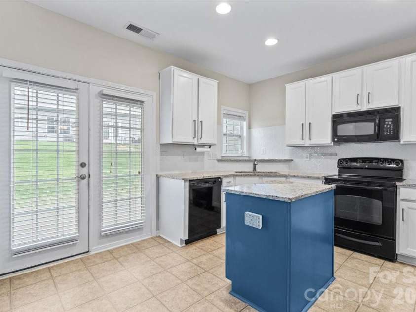 10563 Stoneacre Court, Pineville, NC 28134.  MLS# CAR4428184, YatesRealty ID 33537. Kitchen