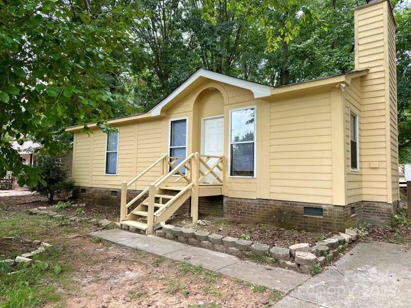 8131 Strawberry Point Drive, Charlotte, NC 28215.  MLS# CAR4294331, YatesRealty ID 33537. 