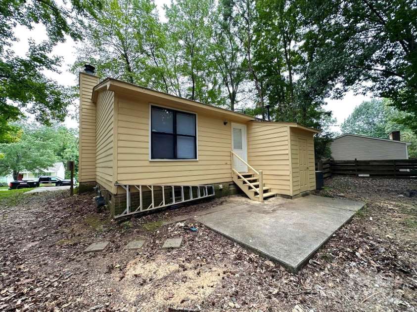 8131 Strawberry Point Drive, Charlotte, NC 28215.  MLS# CAR4294331, YatesRealty ID 33537. 