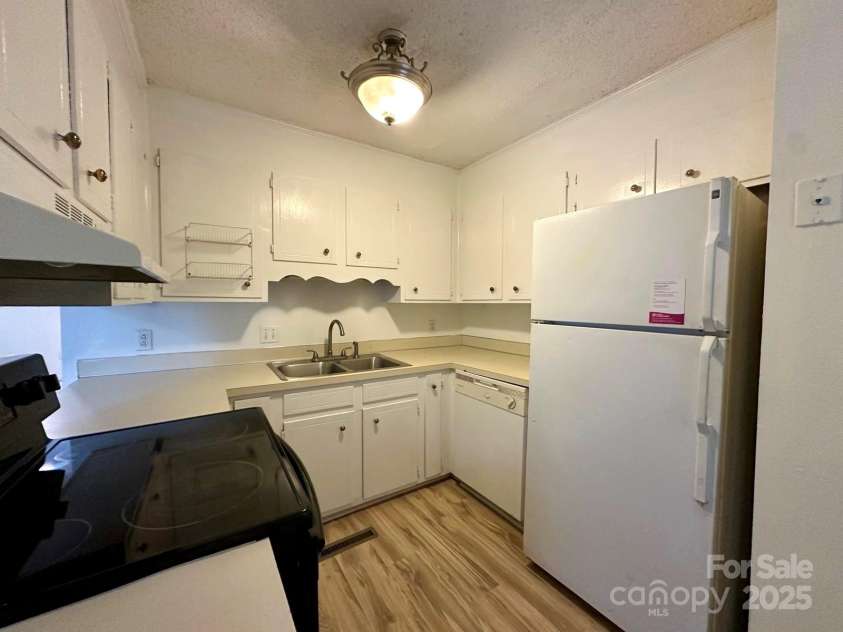 8131 Strawberry Point Drive, Charlotte, NC 28215.  MLS# CAR4294331, YatesRealty ID 33537. 