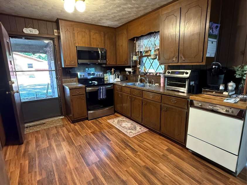 145 NATHANIEL Lane, Kannapolis, NC 28081.  MLS# CAR4294340, YatesRealty ID 33539. Kitchen