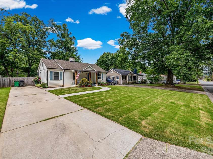 2448 Morton Street, Charlotte, NC 28208.  MLS# CAR4394147, YatesRealty ID 33540. 