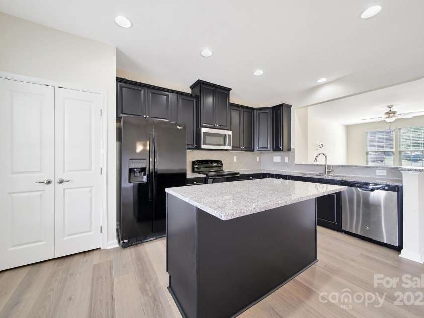 3226 Major Samuals Way, Charlotte, NC 28208.  MLS# CAR4293775, YatesRealty ID 33542. 