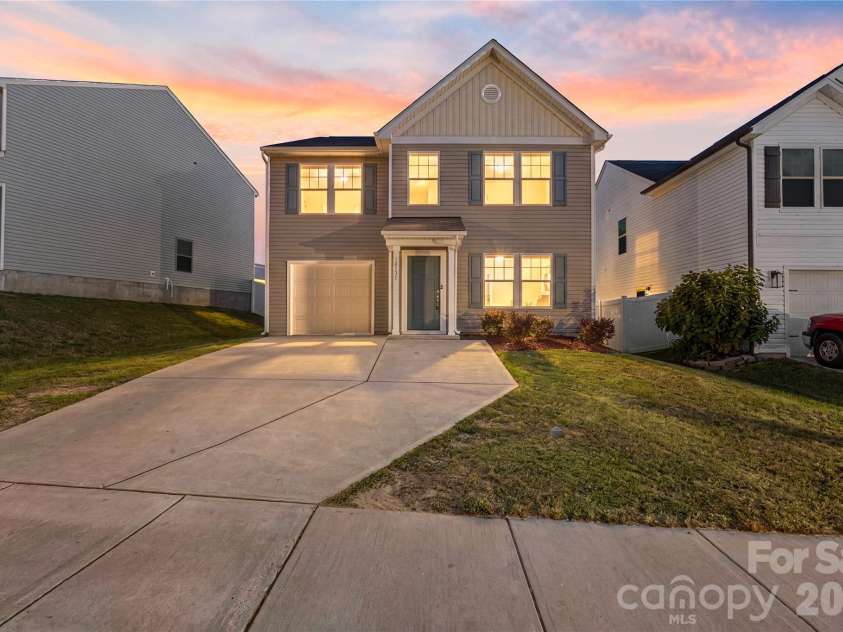 10131 Holly Park Drive, Charlotte, NC 28214.  MLS# CAR4390811, YatesRealty ID 33543. 