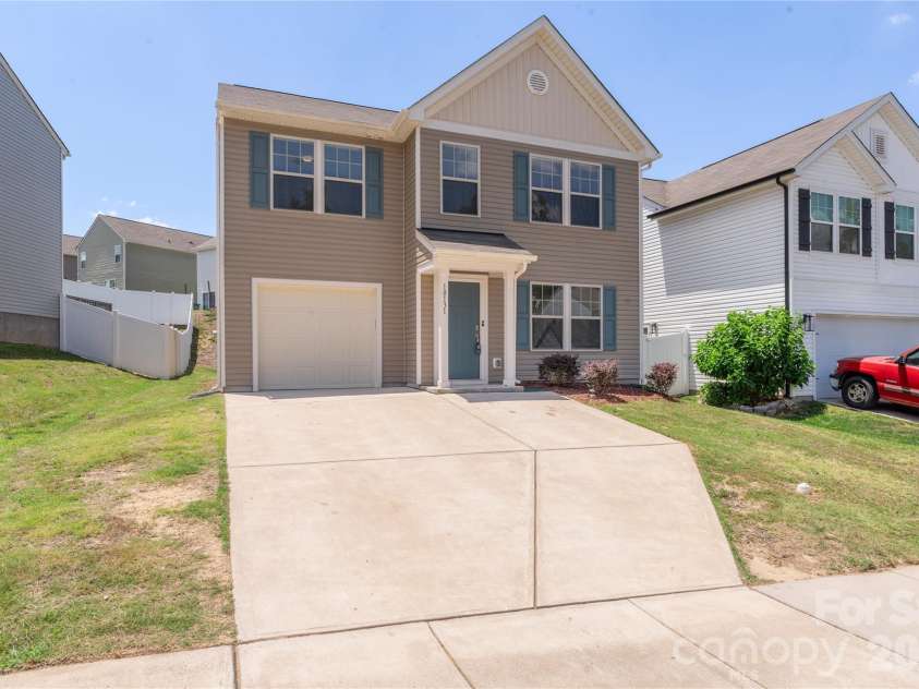 10131 Holly Park Drive, Charlotte, NC 28214.  MLS# CAR4390811, YatesRealty ID 33543. 