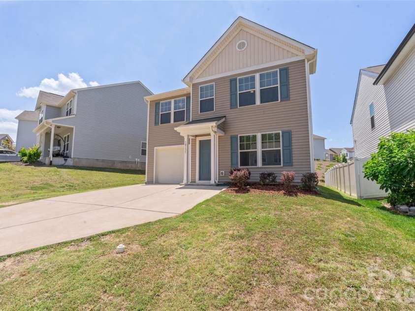 10131 Holly Park Drive, Charlotte, NC 28214.  MLS# CAR4390811, YatesRealty ID 33543. 