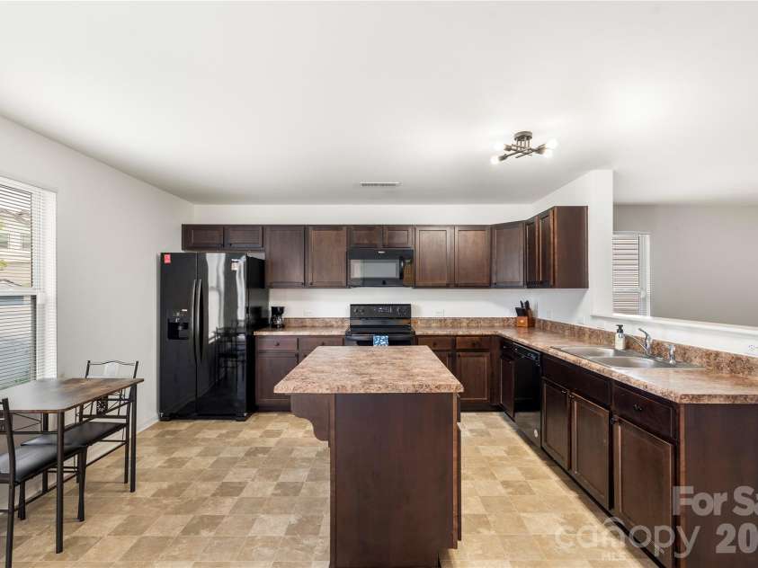 10131 Holly Park Drive, Charlotte, NC 28214.  MLS# CAR4390811, YatesRealty ID 33543. 