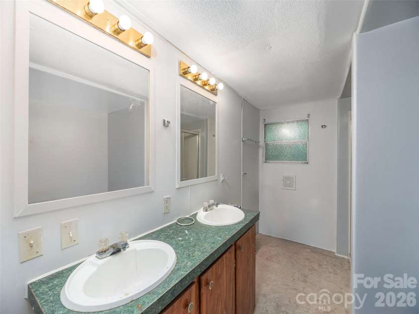 87 Holly Ridge Road, Candler, NC 28715.  MLS# CAR4397936, YatesRealty ID 33551. 