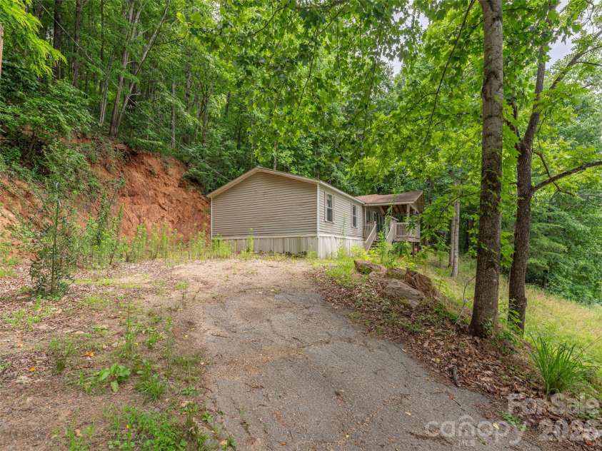 87 Holly Ridge Road, Candler, NC 28715.  MLS# CAR4397936, YatesRealty ID 33551. 