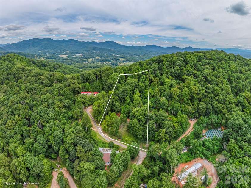 87 Holly Ridge Road, Candler, NC 28715.  MLS# CAR4397936, YatesRealty ID 33551. 