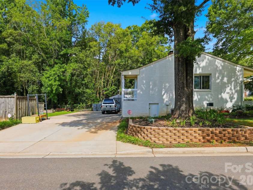 2736 Palm Avenue, Charlotte, NC 28205.  MLS# CAR4394524, YatesRealty ID 33554. 