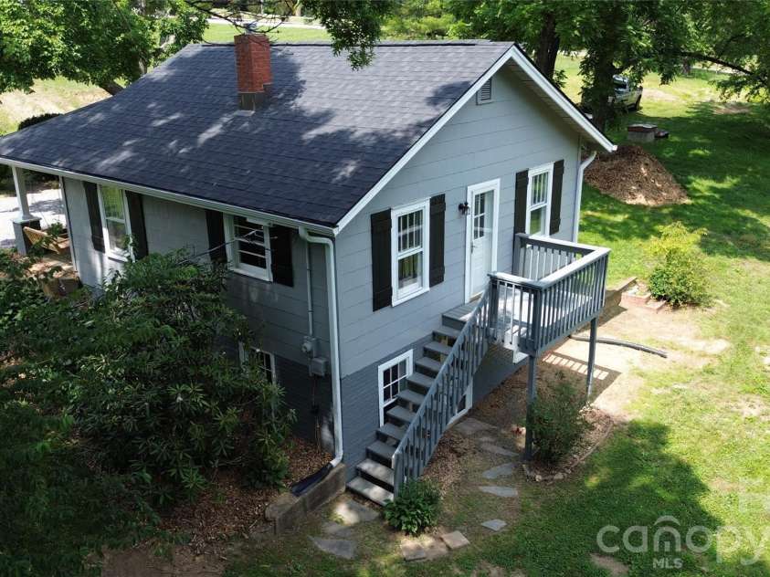 657 Old Fort Road, Fairview, NC 28730.  MLS# CAR4397979, YatesRealty ID 33555. 