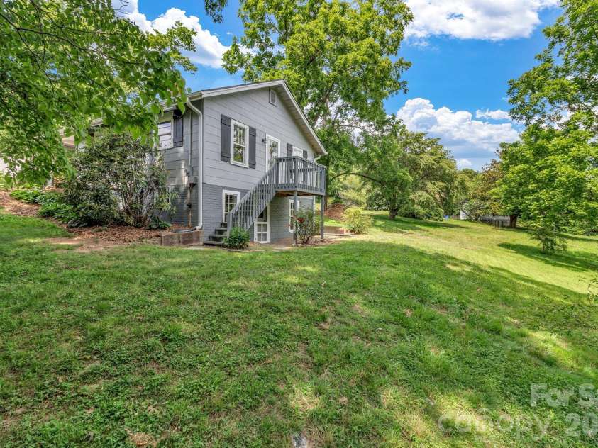 657 Old Fort Road, Fairview, NC 28730.  MLS# CAR4397979, YatesRealty ID 33555. 
