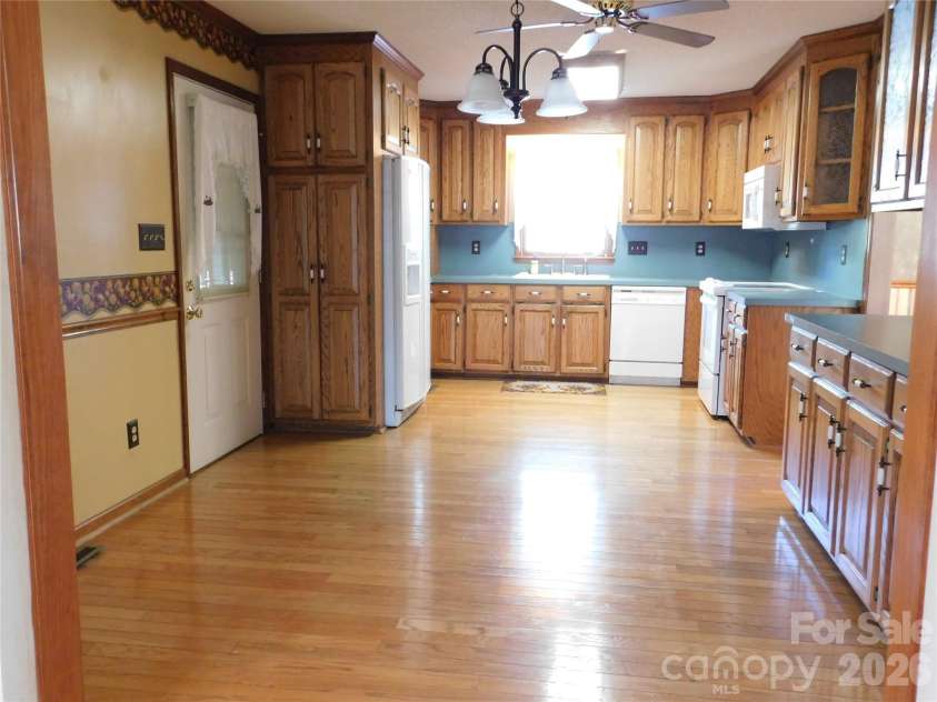 175 Briarfield Drive, Mooresville, NC 28115.  MLS# CAR4342091, YatesRealty ID 3356. Breakfast area has possibilities of study area. Pantry is located by the back door leading to the garage