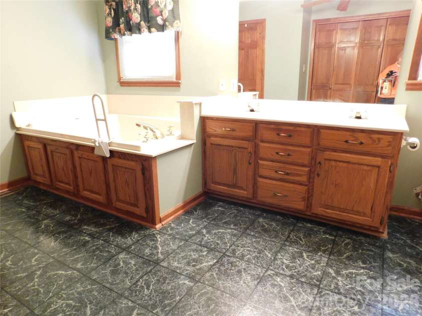 175 Briarfield Drive, Mooresville, NC 28115.  MLS# CAR4342091, YatesRealty ID 3356. Large jetted tub with beautiful gold faucets, Double vanity offers plenty of room 