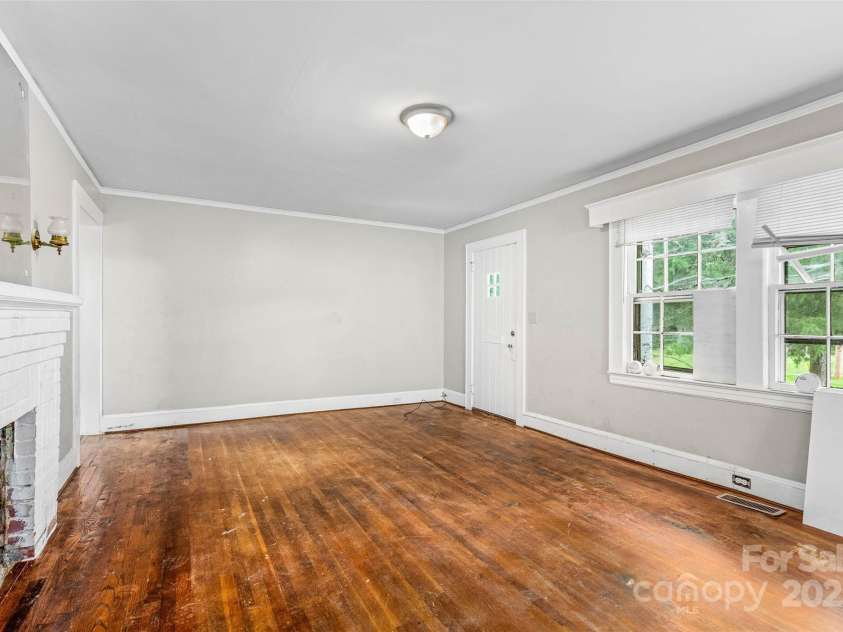 316 Fairview Drive, Lexington, NC 27292.  MLS# CAR4294993, YatesRealty ID 33560. 