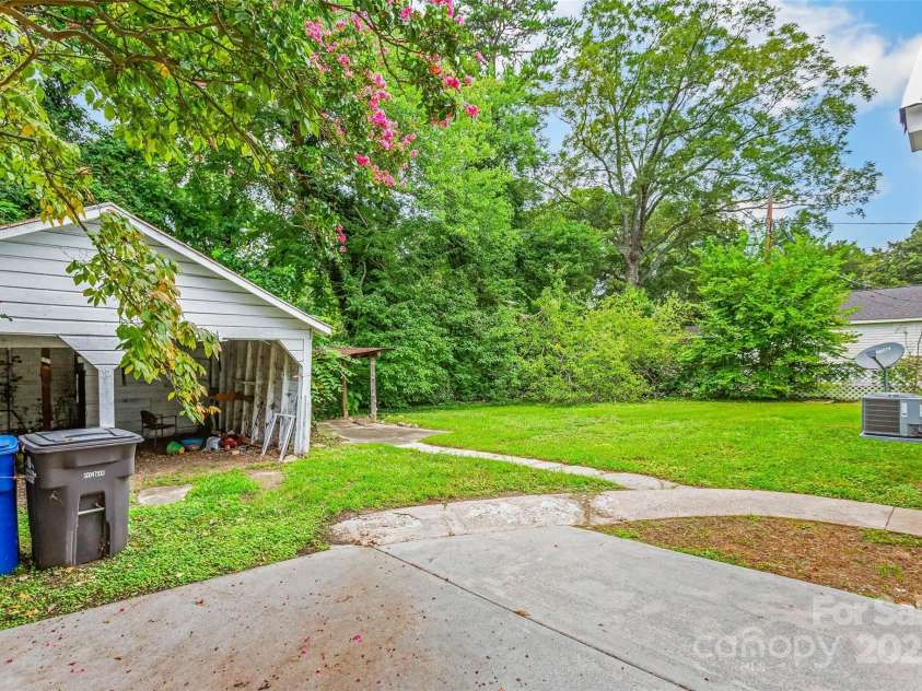 316 Fairview Drive, Lexington, NC 27292.  MLS# CAR4294993, YatesRealty ID 33560. 