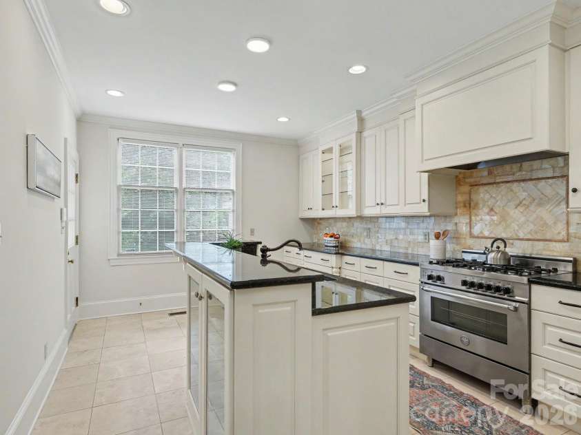 148 Perrin Place, Charlotte, NC 28207.  MLS# CAR4385809, YatesRealty ID 33566. 