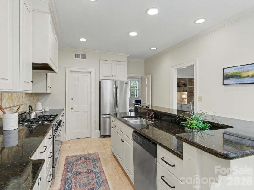 148 Perrin Place, Charlotte, NC 28207.  MLS# CAR4385809, YatesRealty ID 33566. 