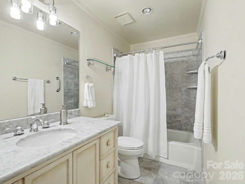 148 Perrin Place, Charlotte, NC 28207.  MLS# CAR4385809, YatesRealty ID 33566. 