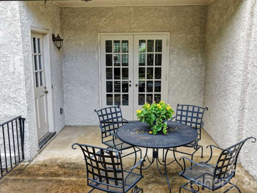 148 Perrin Place, Charlotte, NC 28207.  MLS# CAR4385809, YatesRealty ID 33566. 
