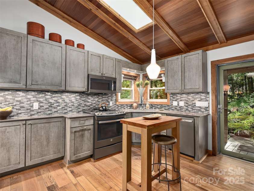 1415 Upper Browns Creek Road, Burnsville, NC 28714.  MLS# CAR4295044, YatesRealty ID 33569. 