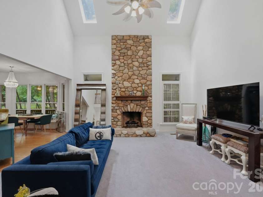 21311 Crown Lake Drive, Cornelius, NC 28031.  MLS# CAR4387375, YatesRealty ID 33569. 2-Story Great Room