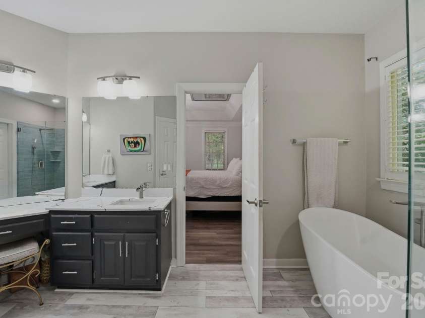 21311 Crown Lake Drive, Cornelius, NC 28031.  MLS# CAR4387375, YatesRealty ID 33569. 