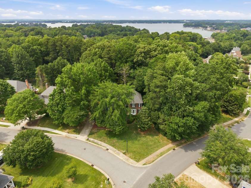 21311 Crown Lake Drive, Cornelius, NC 28031.  MLS# CAR4387375, YatesRealty ID 33569. 