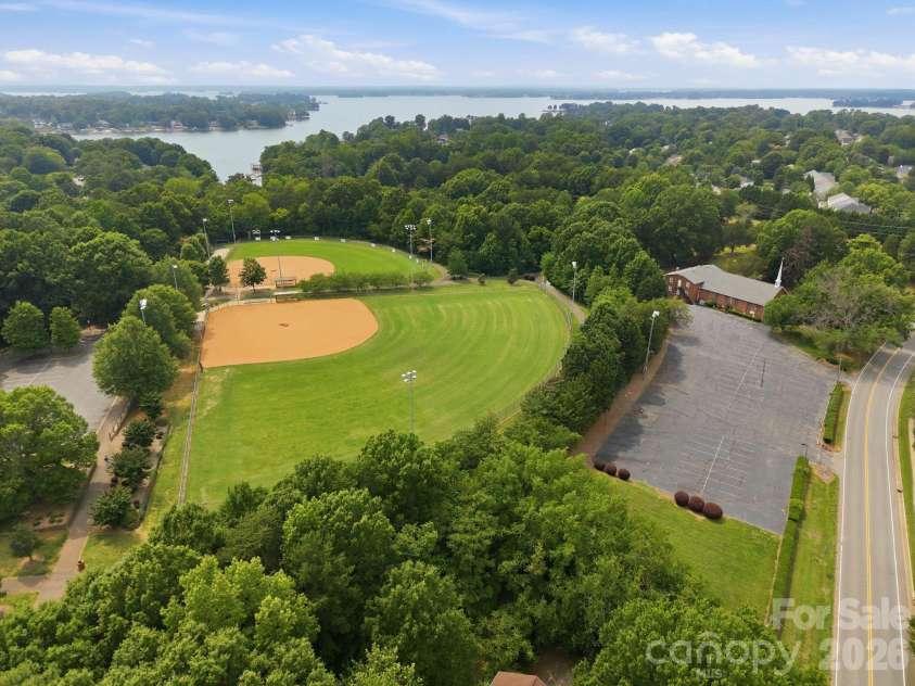 21311 Crown Lake Drive, Cornelius, NC 28031.  MLS# CAR4387375, YatesRealty ID 33569. 