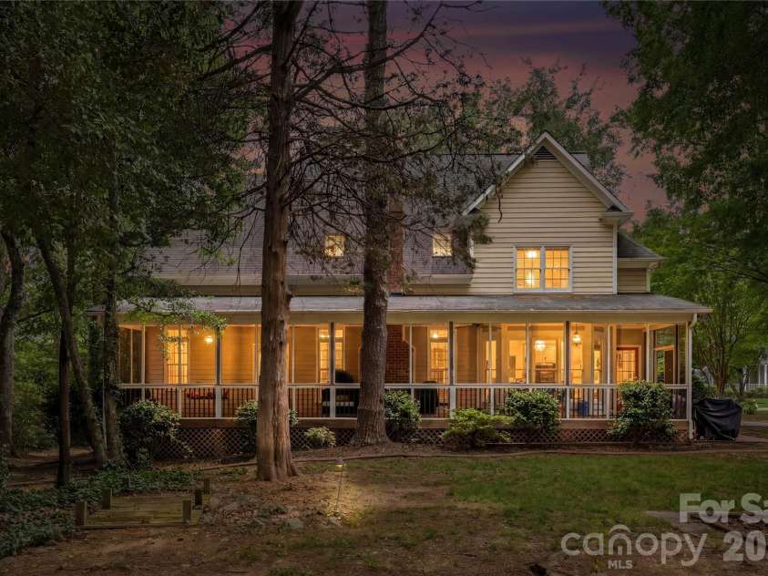 21311 Crown Lake Drive, Cornelius, NC 28031.  MLS# CAR4387375, YatesRealty ID 33569. 