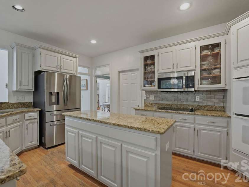 21311 Crown Lake Drive, Cornelius, NC 28031.  MLS# CAR4387375, YatesRealty ID 33569. Kitchen