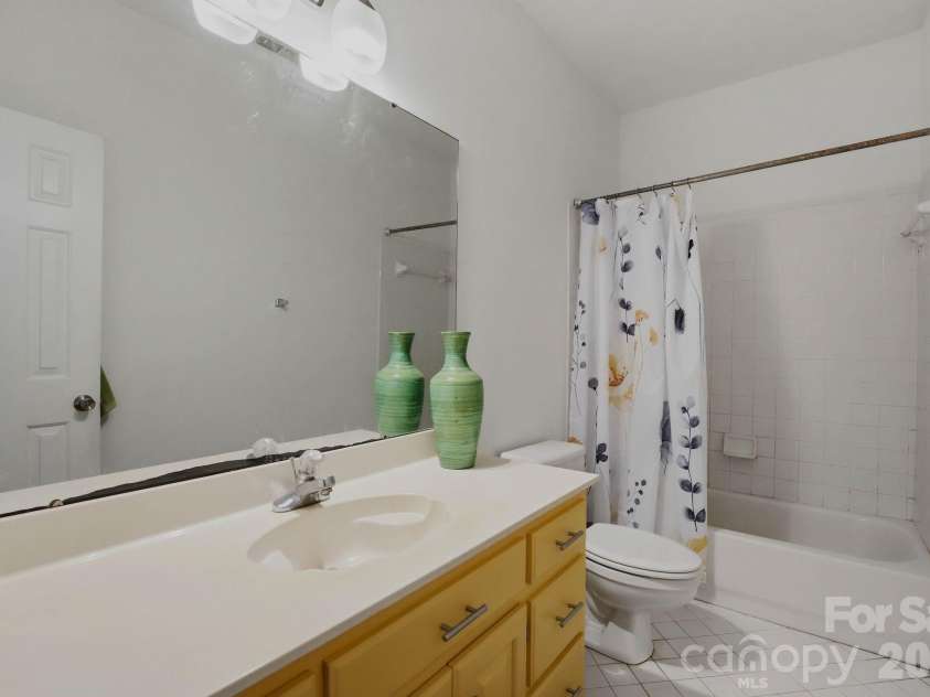 21311 Crown Lake Drive, Cornelius, NC 28031.  MLS# CAR4387375, YatesRealty ID 33569. Upper Level Hall Bath