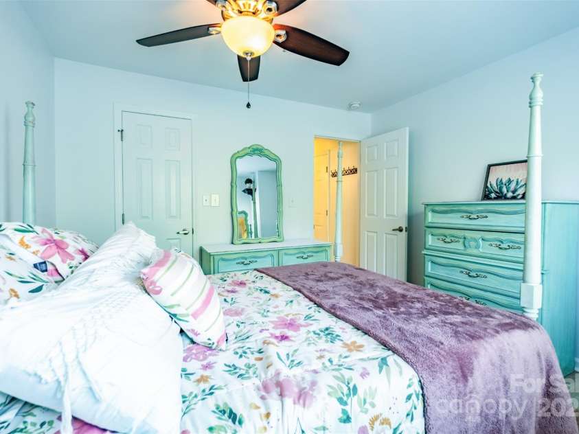 505 Graham Street, Charlotte, NC 28202.  MLS# CAR4299767, YatesRealty ID 33571. 